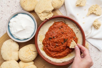 Pita met bonen-muhammara dip en aioli