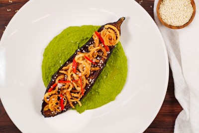 Miso aubergine met doperwtenpuree en pommes pont neuf